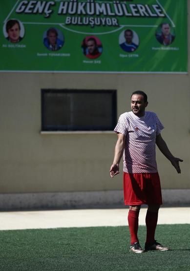 Futbolun efsaneleri hükümlülerle buluştu