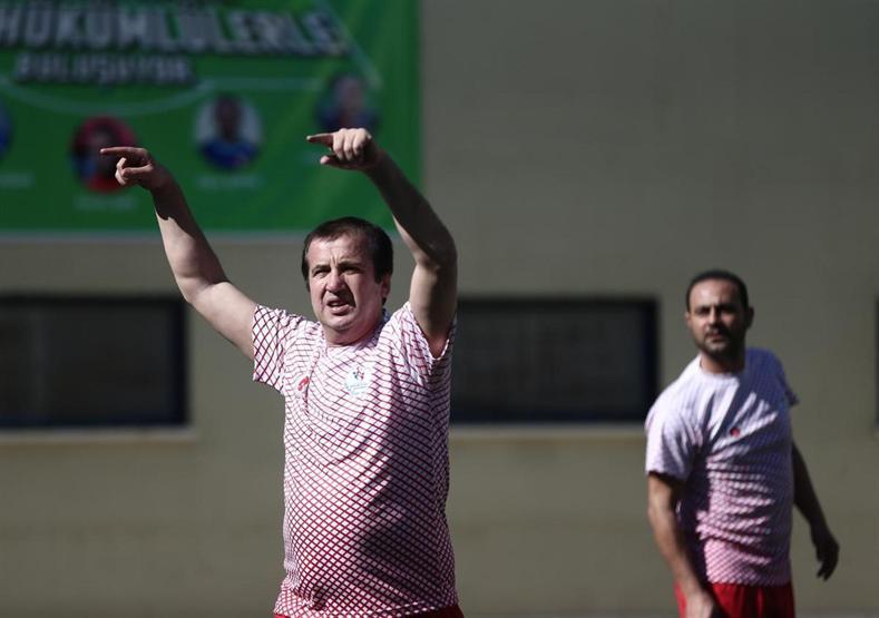 Futbolun efsaneleri hükümlülerle buluştu