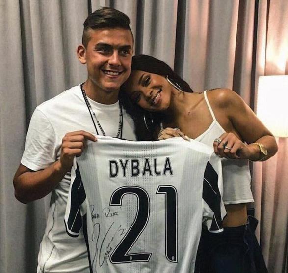 Rihanna rengini belli etti