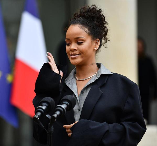 Rihanna rengini belli etti