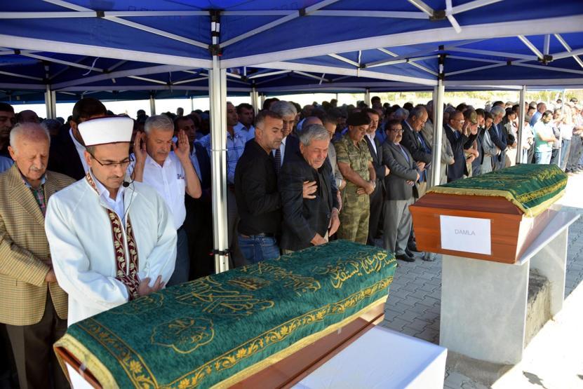 Fransada yangında ölen kardeşler yan yana defnedildi