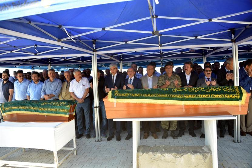 Fransada yangında ölen kardeşler yan yana defnedildi