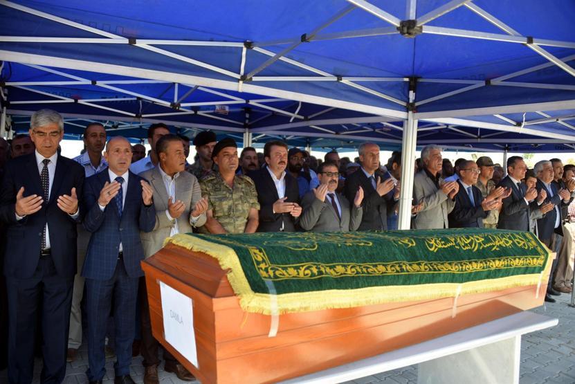 Fransada yangında ölen kardeşler yan yana defnedildi