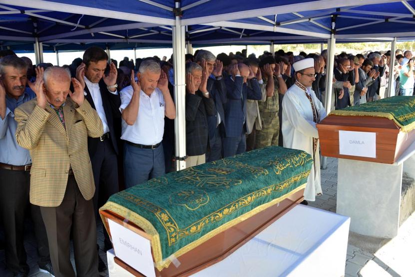 Fransada yangında ölen kardeşler yan yana defnedildi