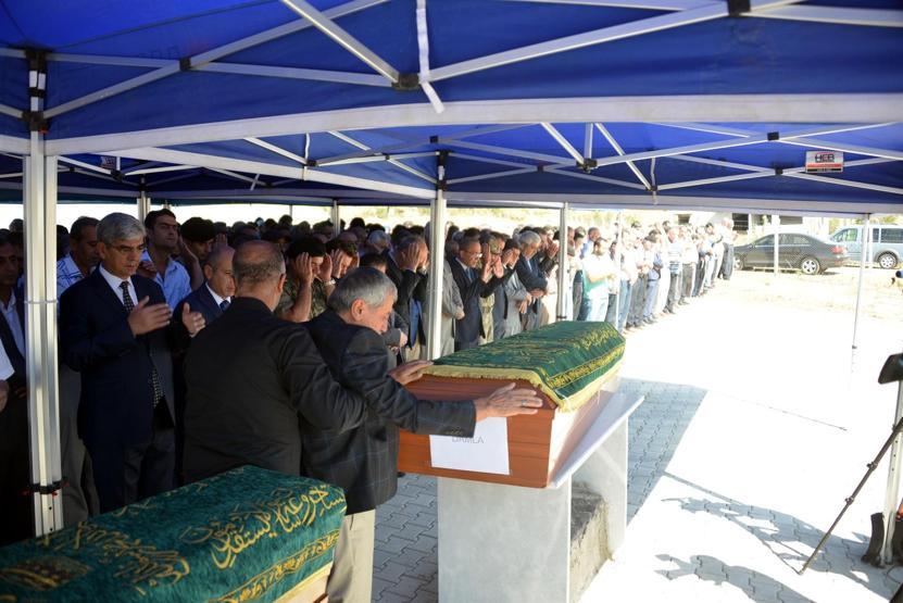 Fransada yangında ölen kardeşler yan yana defnedildi