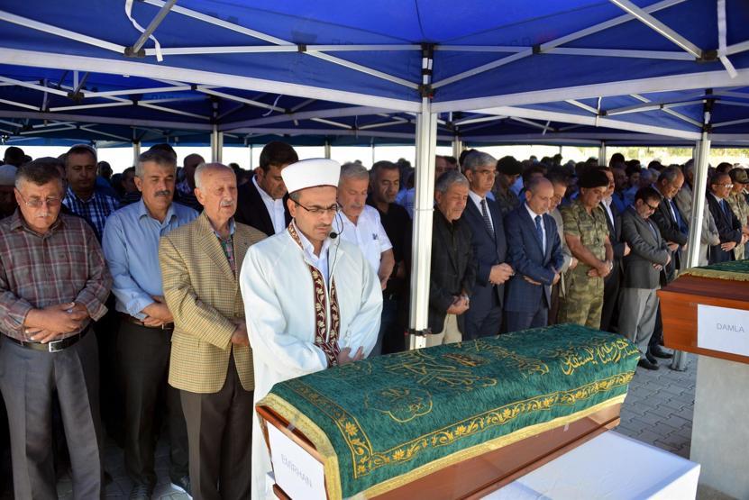 Fransada yangında ölen kardeşler yan yana defnedildi