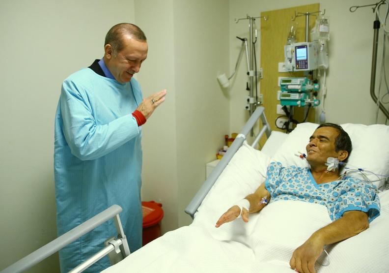 Cumhurbaşkanı Erdoğan Naim Süleymanoğlunu hastanede ziyaret etti