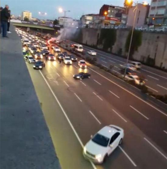 Dirft yapan düğün konvoyundaki araçlar trafiği kilitledi