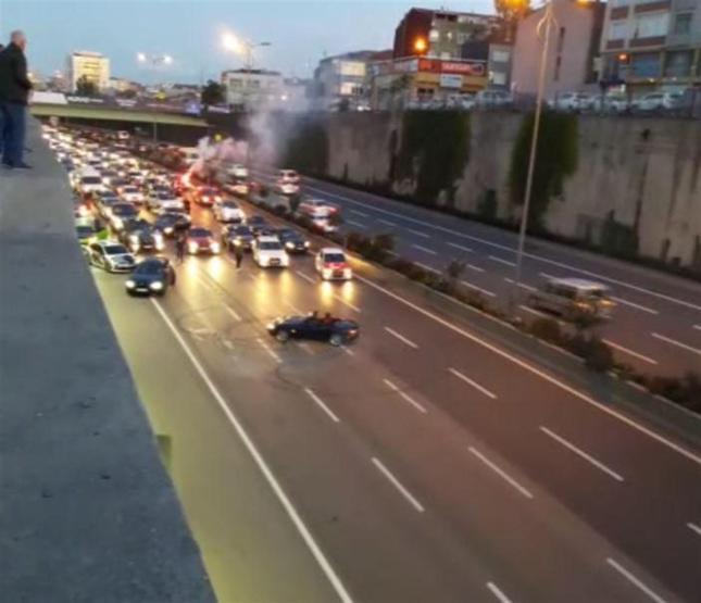 Dirft yapan düğün konvoyundaki araçlar trafiği kilitledi
