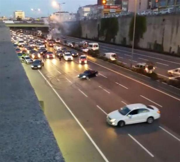 Dirft yapan düğün konvoyundaki araçlar trafiği kilitledi