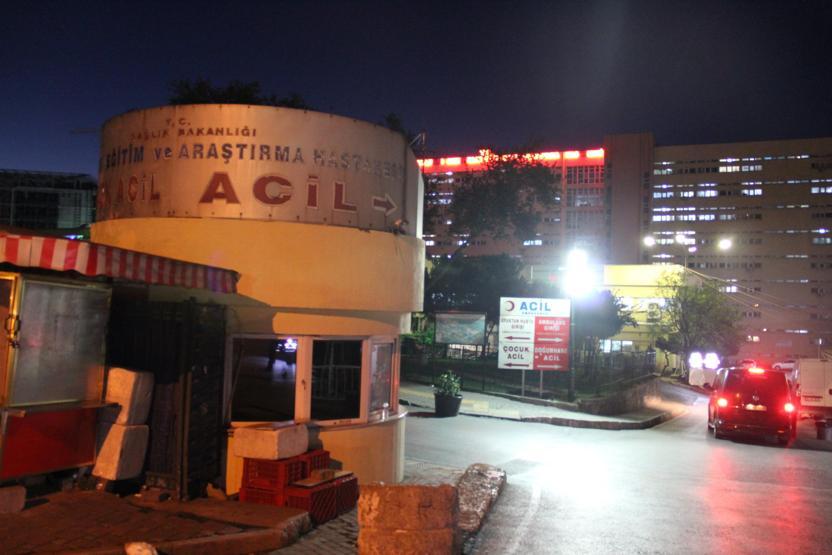 Hasta karşılama görevlisini önce bıçakladılar sonra vurdular