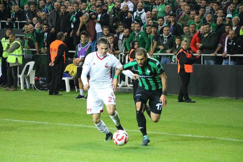 Sakaryaspor taraftarından yeni stadına özel koreografi