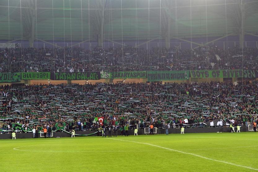 Sakaryaspor taraftarından yeni stadına özel koreografi