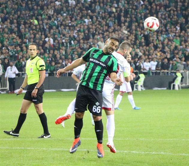 Sakaryaspor taraftarından yeni stadına özel koreografi