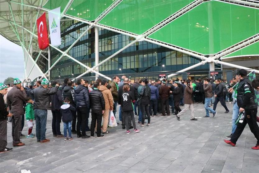 Sakaryaspor taraftarından yeni stadına özel koreografi