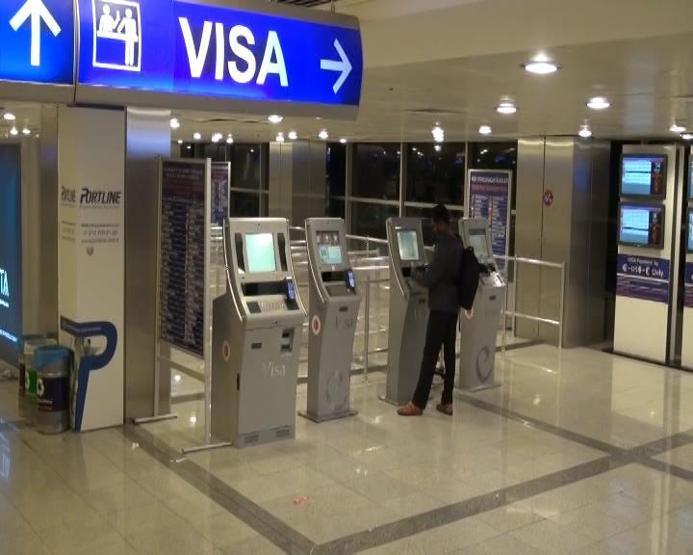 Vize yasağı başladı: Uçaktaki çoğu kişi tedirgin