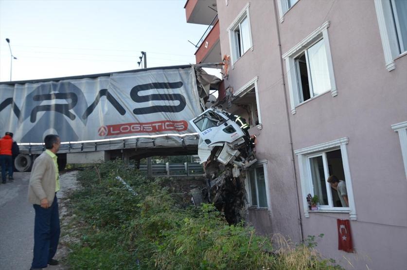Kocaelide TIR apartman dairesine girdi