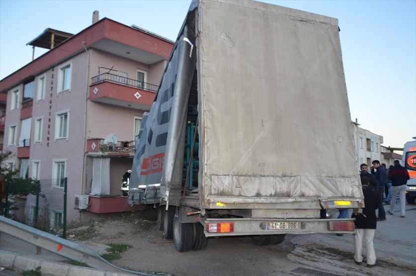 Kocaelide TIR apartman dairesine girdi