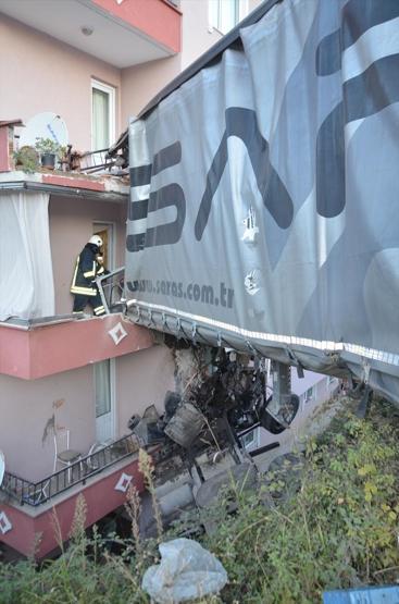 Kocaelide TIR apartman dairesine girdi