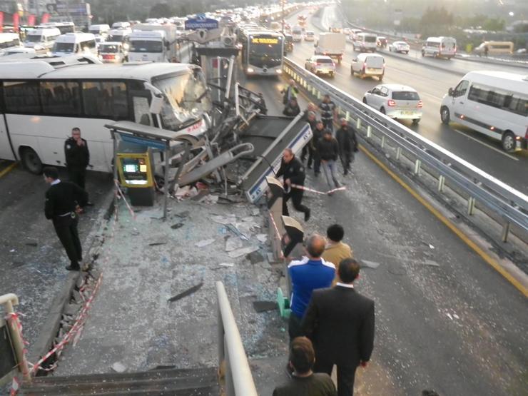 Metrobüs durağındaki kaza trafiği kilitledi