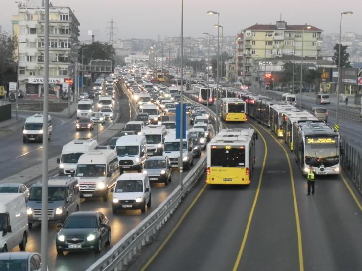 Metrobüs durağındaki kaza trafiği kilitledi