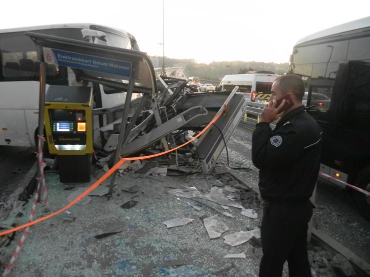 Metrobüs durağındaki kaza trafiği kilitledi