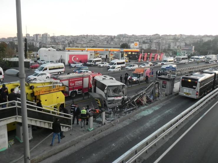 Metrobüs durağındaki kaza trafiği kilitledi