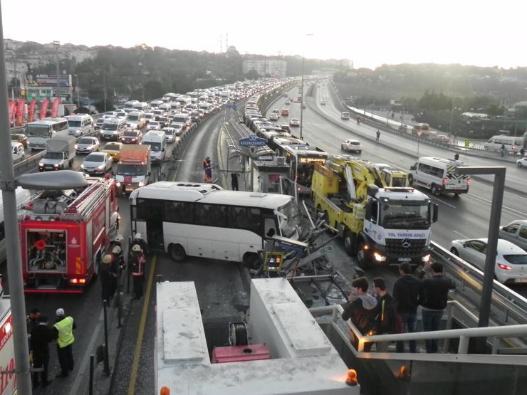 Metrobüs durağındaki kaza trafiği kilitledi