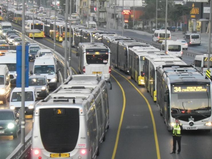Metrobüs durağındaki kaza trafiği kilitledi