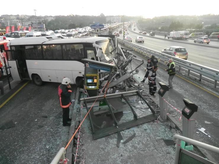 Metrobüs durağındaki kaza trafiği kilitledi