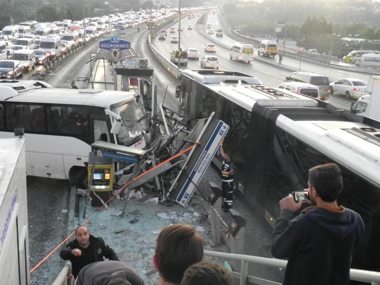 Metrobüs durağındaki kaza trafiği kilitledi