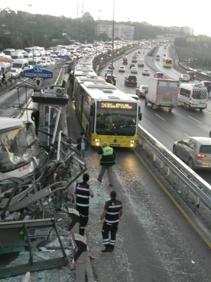 Metrobüs durağındaki kaza trafiği kilitledi
