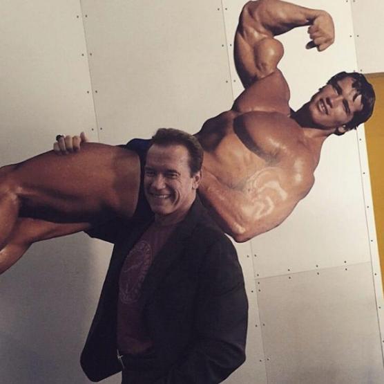 Arnold Schwarzeneggerin oğlu hık demiş babasının burnundan düşmüş