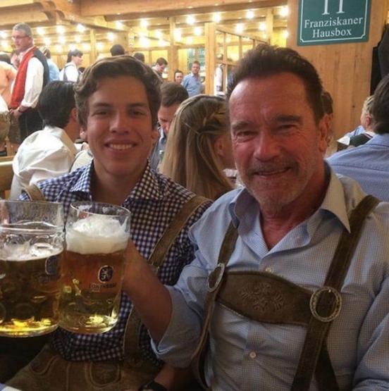 Arnold Schwarzeneggerin oğlu hık demiş babasının burnundan düşmüş