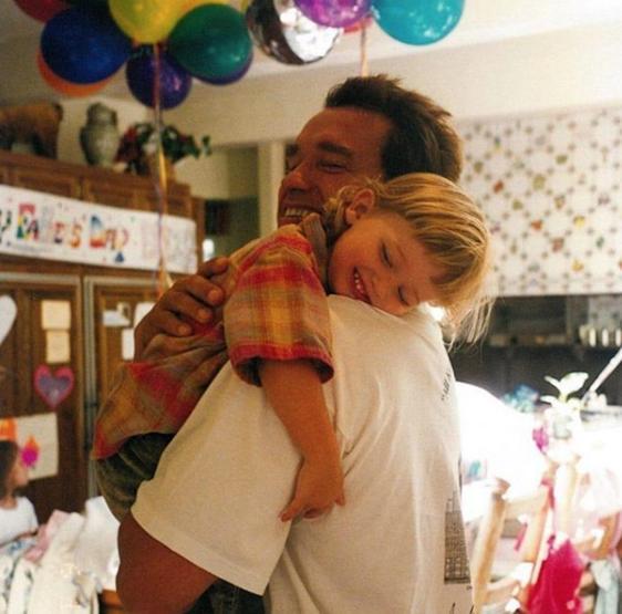Arnold Schwarzeneggerin oğlu hık demiş babasının burnundan düşmüş