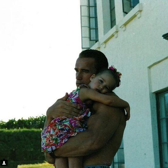 Arnold Schwarzeneggerin oğlu hık demiş babasının burnundan düşmüş