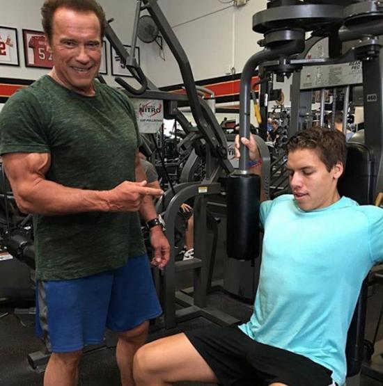 Arnold Schwarzeneggerin oğlu hık demiş babasının burnundan düşmüş
