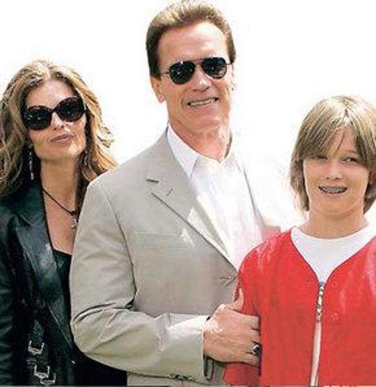Arnold Schwarzeneggerin oğlu hık demiş babasının burnundan düşmüş
