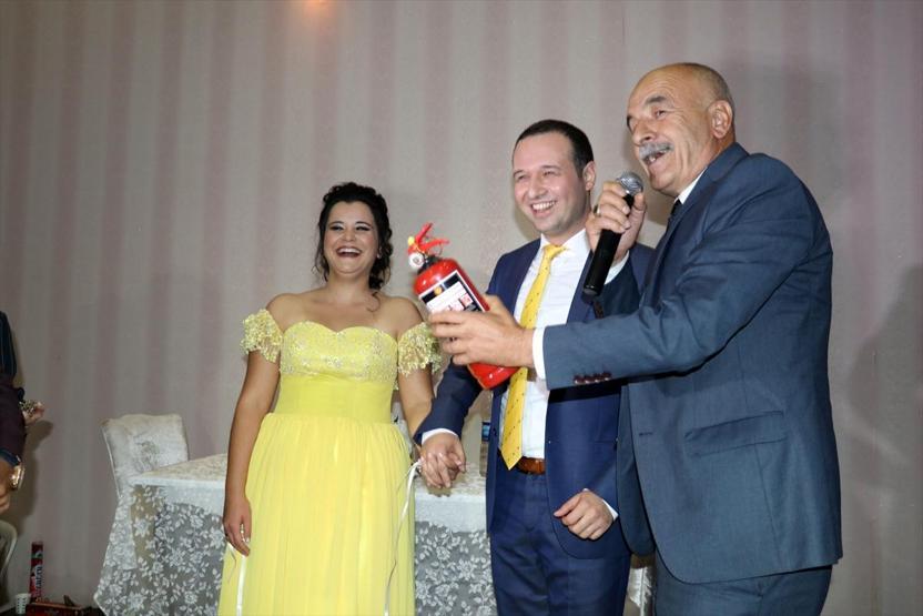 Nişanlanan çifte takı yerine yangın söndürme tüpü
