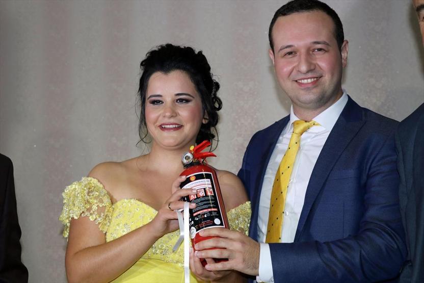 Nişanlanan çifte takı yerine yangın söndürme tüpü