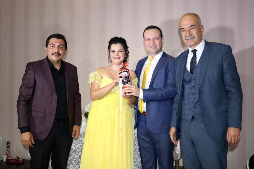 Nişanlanan çifte takı yerine yangın söndürme tüpü
