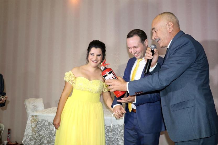 Nişanlanan çifte takı yerine yangın söndürme tüpü