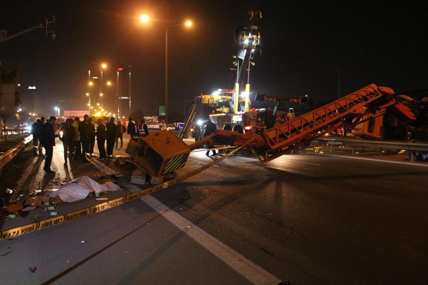Son Dakika... TEMde onarım yapan vinç yola devrildi