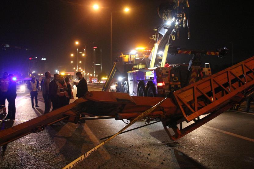 Son Dakika... TEMde onarım yapan vinç yola devrildi