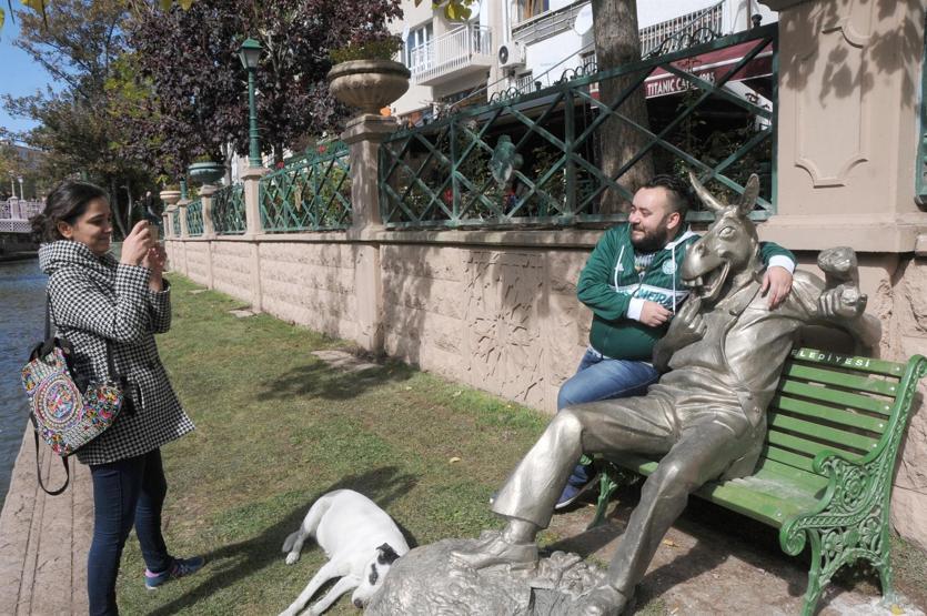Akın akın Çekirdek Çitleyen Eşek heykelini görmeye geliyorlar