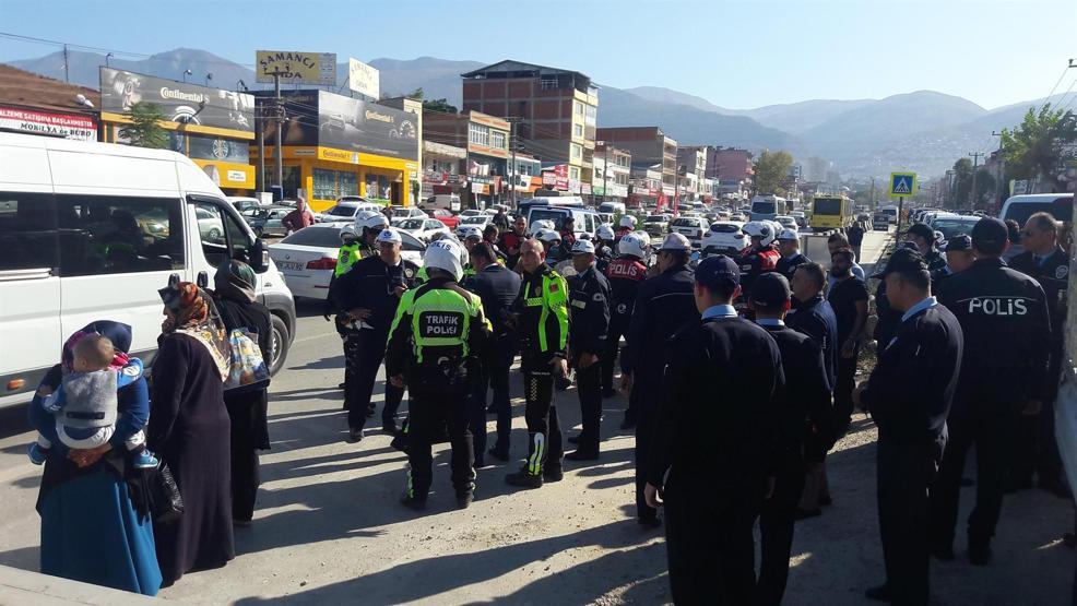 Tramvay hattına tepki gösteren esnaf yolu kapadı