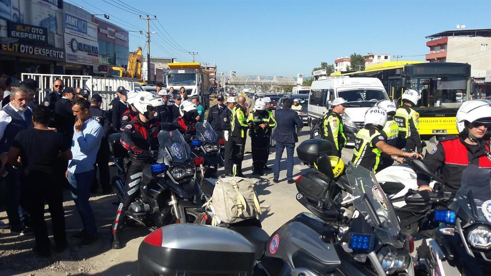 Tramvay hattına tepki gösteren esnaf yolu kapadı