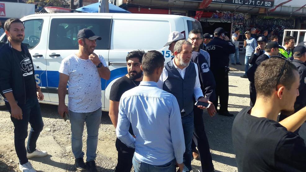 Tramvay hattına tepki gösteren esnaf yolu kapadı
