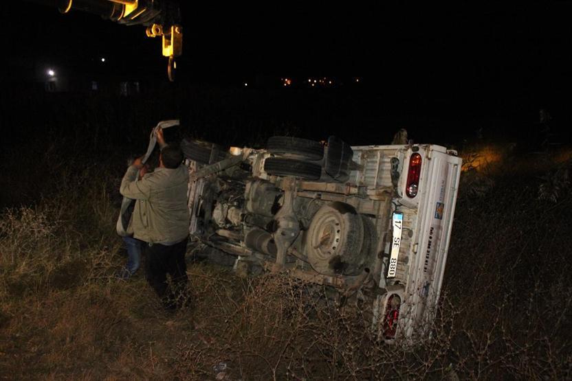 Çanakkalede TIRa çarpıp ikiye bölünen otomobilden sağ çıktı