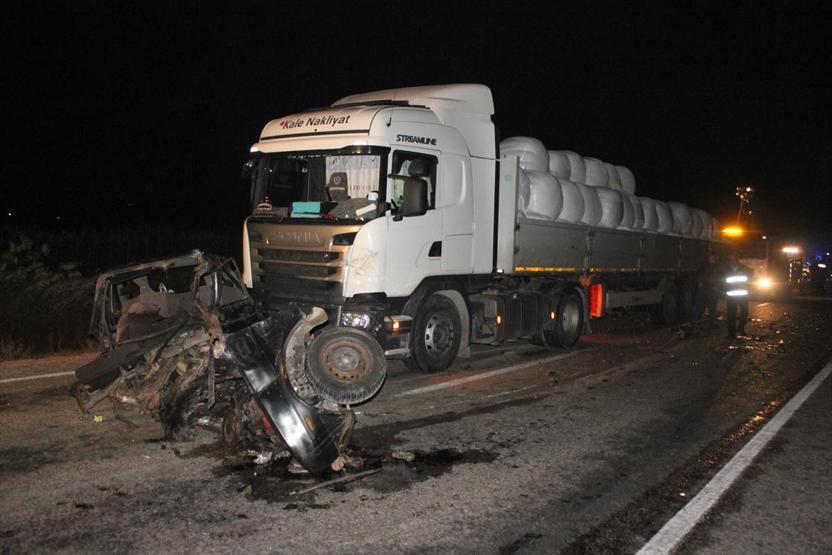 Çanakkalede TIRa çarpıp ikiye bölünen otomobilden sağ çıktı